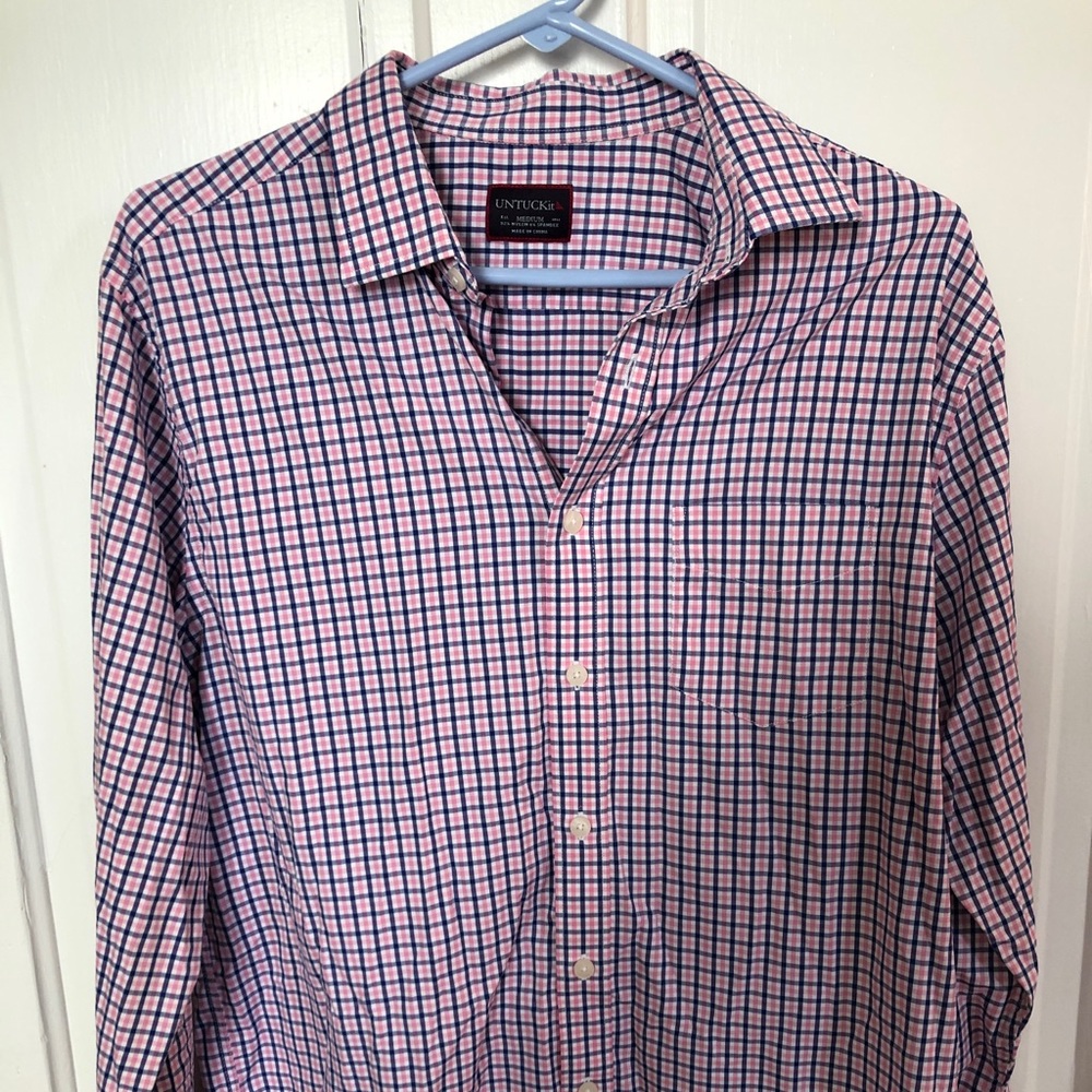 Men’s UNTUCKit performance shirt.